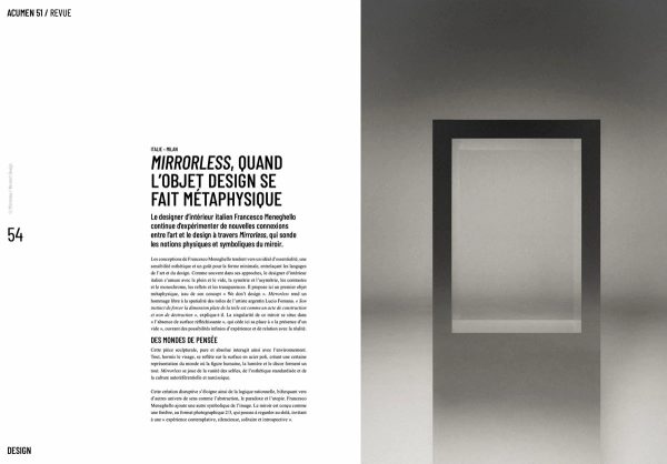 doppia pagina Acumen 51/Revue (dicembre 2024): articolo in francese su Mirrorless con immagine dell’opera su fondo grigio