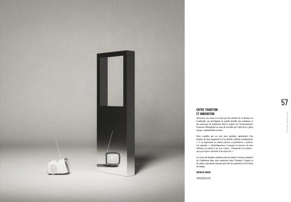 Acumen 51/Revue: still life di Mirrorless con monitor e dettagli dell’allestimento, accanto alla pagina di testo dell’articolo