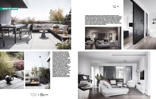pagina di Come Ristrutturare la Casa aprile 2022, living con divano chiaro e parete a listelli neri, terrazza in pieno giorno