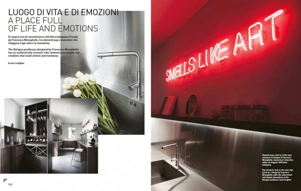 doppia pagina su Design Diffusion News con cucina e zona giorno, scritta neon “Smells like art” e dettagli di un attico contemporaneo