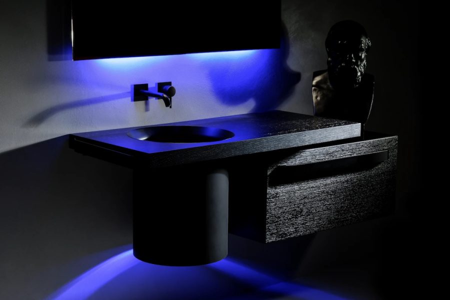 mobile bagno moderno in legno nero con lavabo integrato, LED blu, busto classico e rubinetteria di design