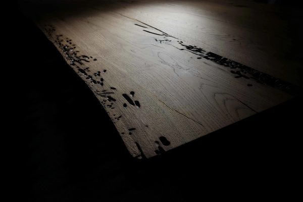 dettaglio del piano in legno di briccole con venature naturali e segni dei teredini