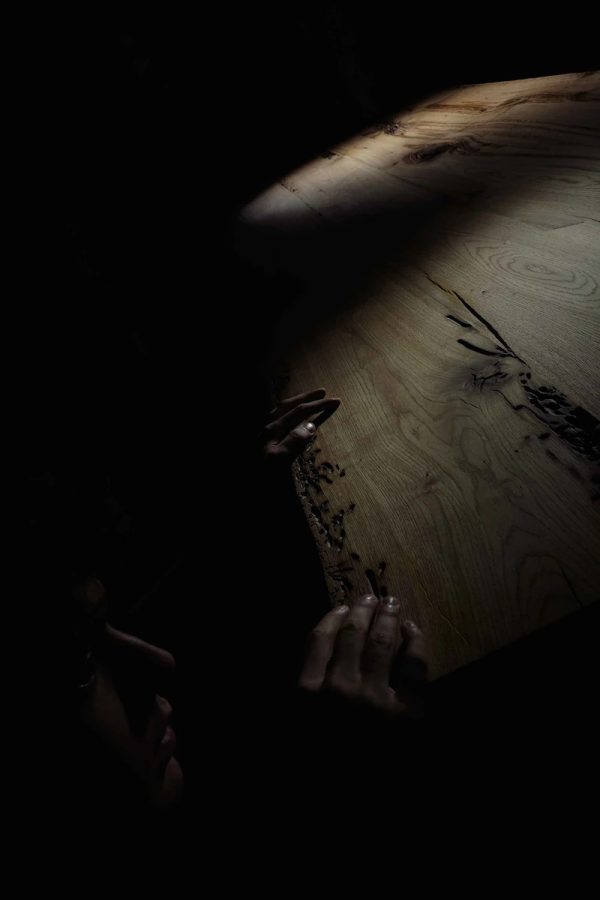 mani che sfiorano il bordo del piano in briccole veneziane, illuminazione drammatica