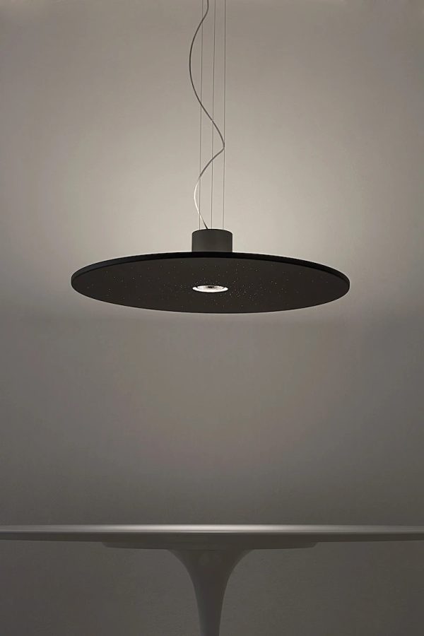 vista ravvicinata della lampada nera a sospensione con diffusore LED centrale