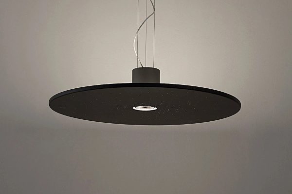 lampada a sospensione Andromeda con finitura nera sospesa su un tavolo rotondo, vista laterale