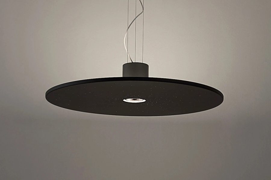 lampada a sospensione circolare con finitura nera e design minimalista, su tavolo rotondo