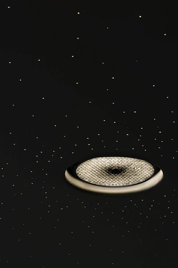 primo piano del diffusore a nido d’ape lampada con piccole luci LED