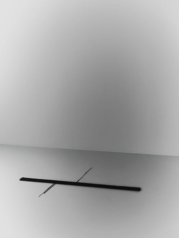 tappeto tessile nero minimalista con filo sottile verticale, composizione orizzontale su sfondo grigio