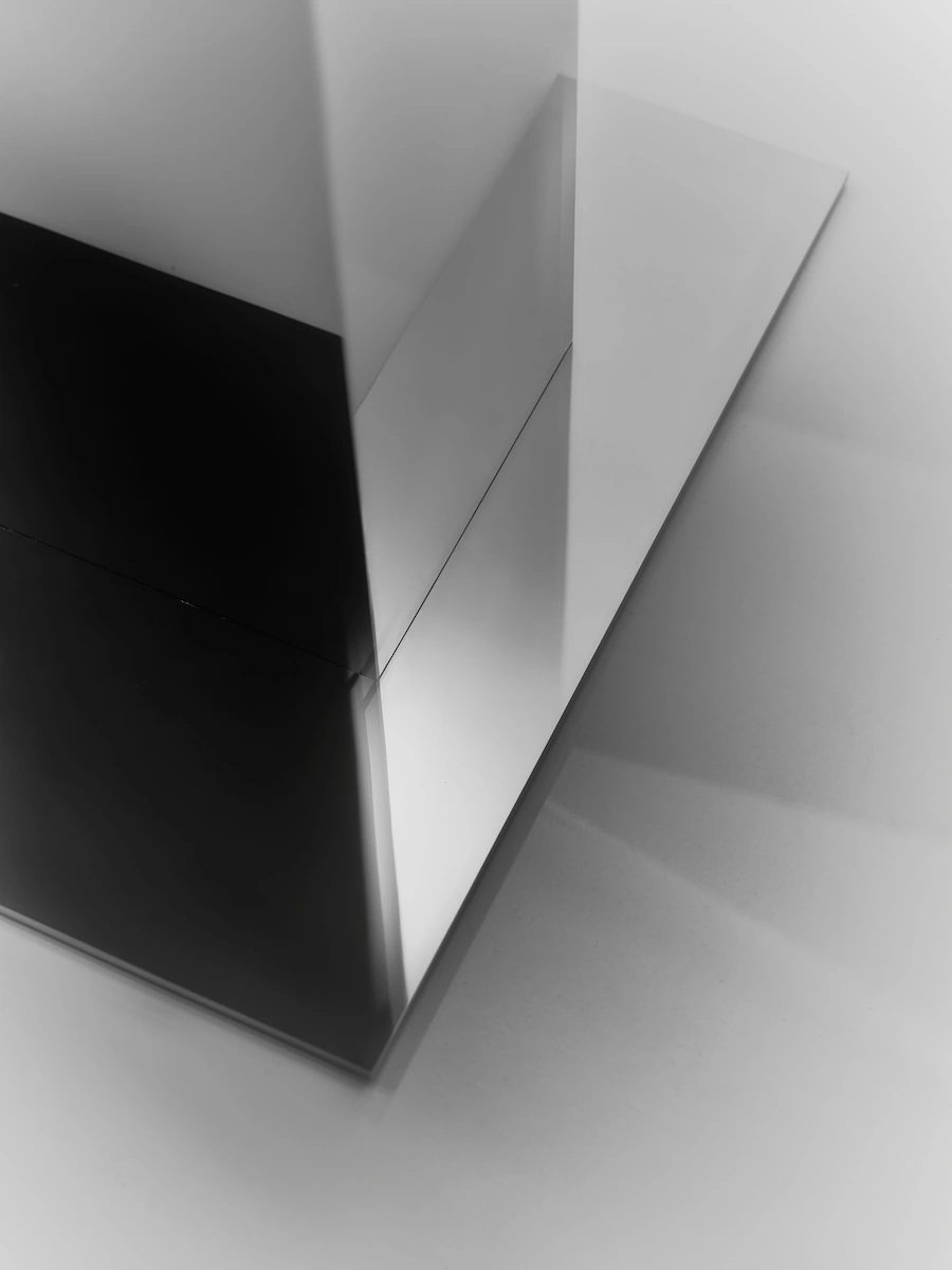 vista laterale dello specchio con superfici riflettenti e geometrie astratte