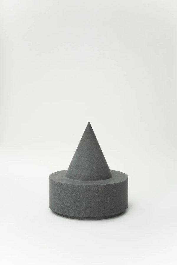 scultura in pietra lavica grigia con cono centrale su base cilindrica, sfondo bianco