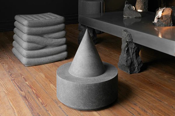 scultura (not a) STOOL in contesto espositivo alla galleria Penumbra con altre opere in pietra lavica