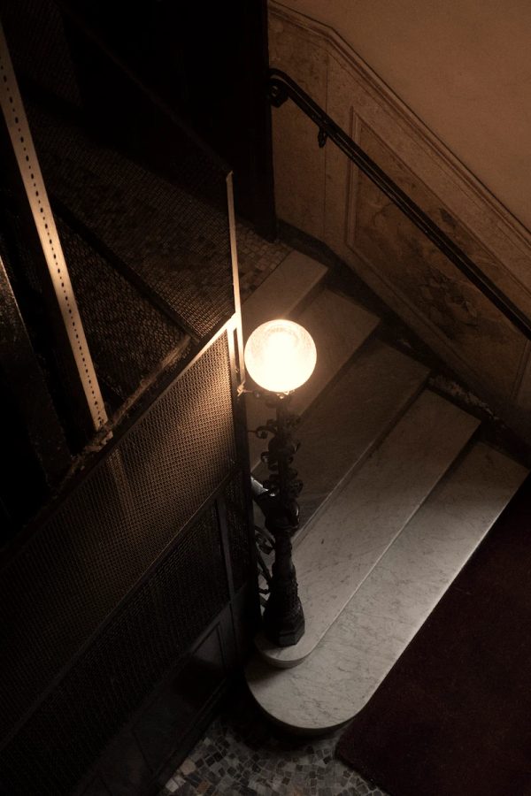 scala in marmo con lampione antico e atmosfera d’ingresso in un edificio storico