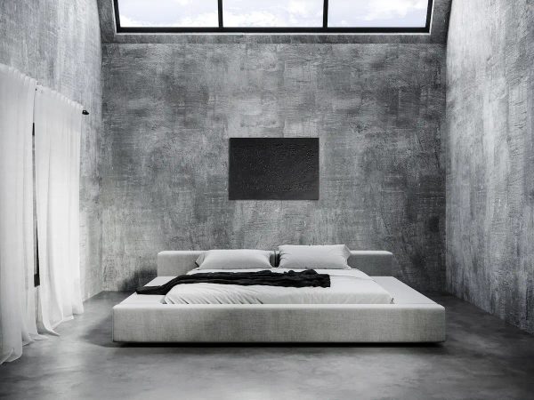 camera da letto con pareti in cemento, letto a piattaforma in stile giapponese in tessuto chiaro e opera d’arte astratta nera