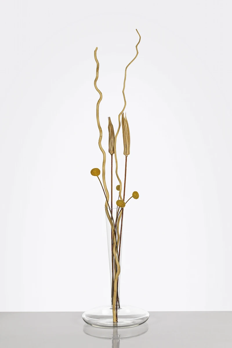 vaso in vetro trasparente con una composizione di rami e fiori secchi