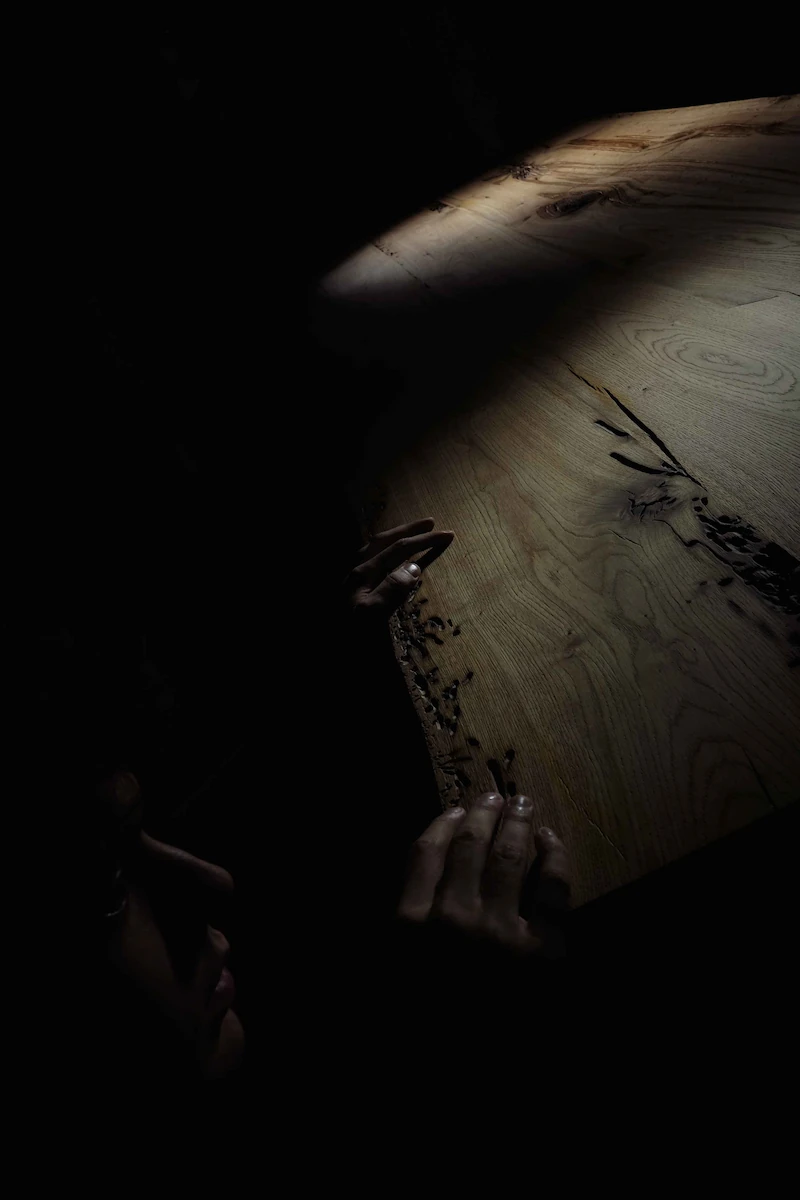 dettaglio di mensola con accessori bagno di lusso e asciugamani neri su parete grigia