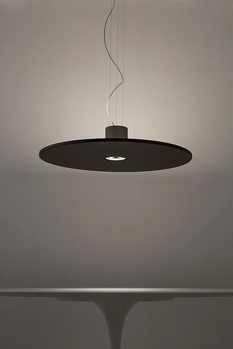 vista ravvicinata della lampada nera a sospensione con diffusore LED centrale