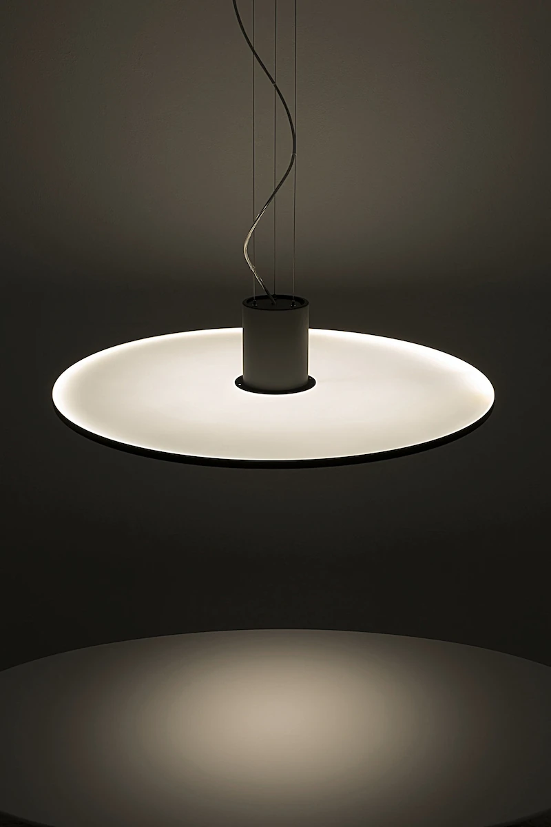 diffusore luminoso circolare e luce LED, in ambiente scuro