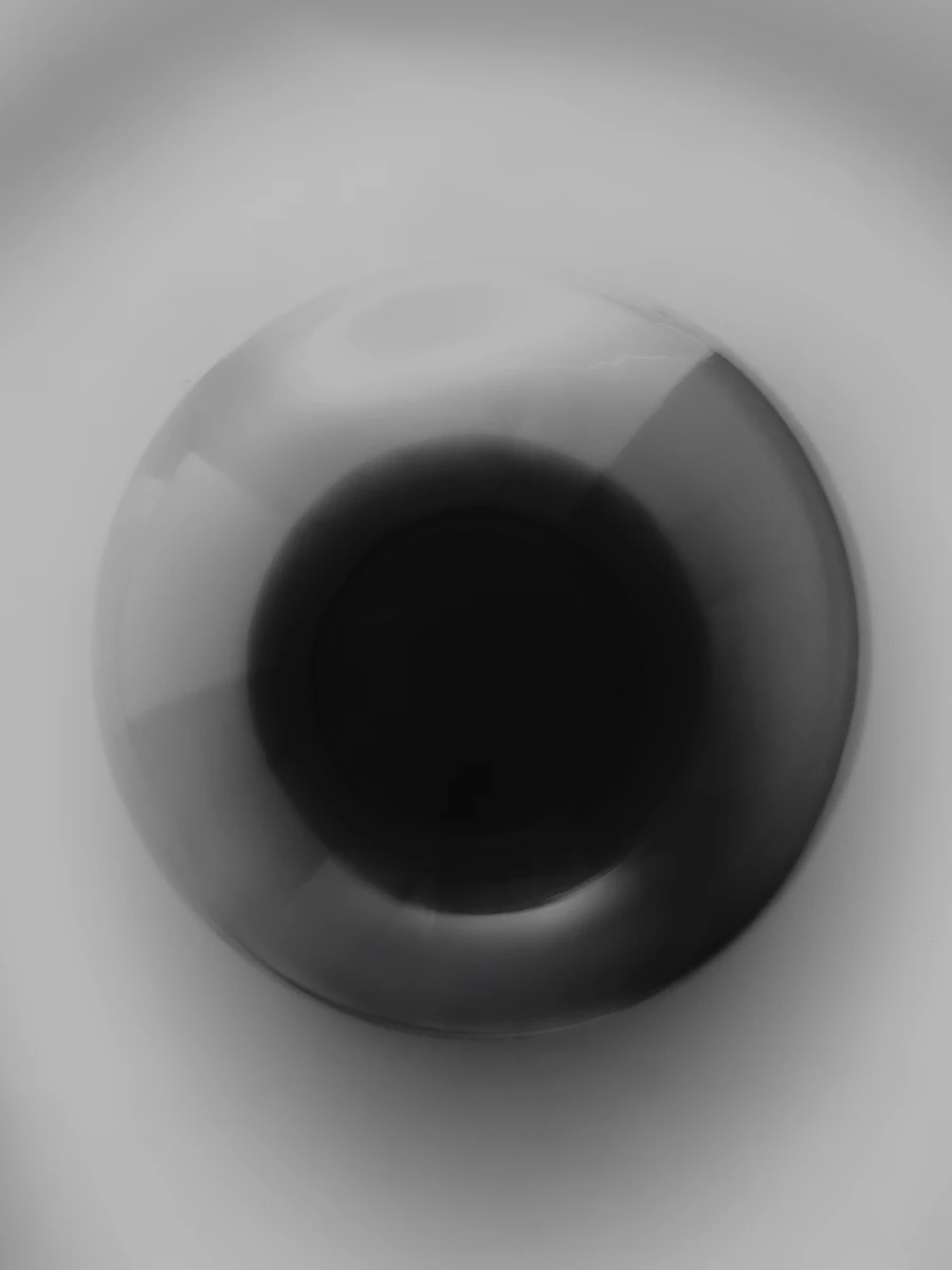 dettaglio di mensola con accessori bagno di lusso e asciugamani neri su parete grigia