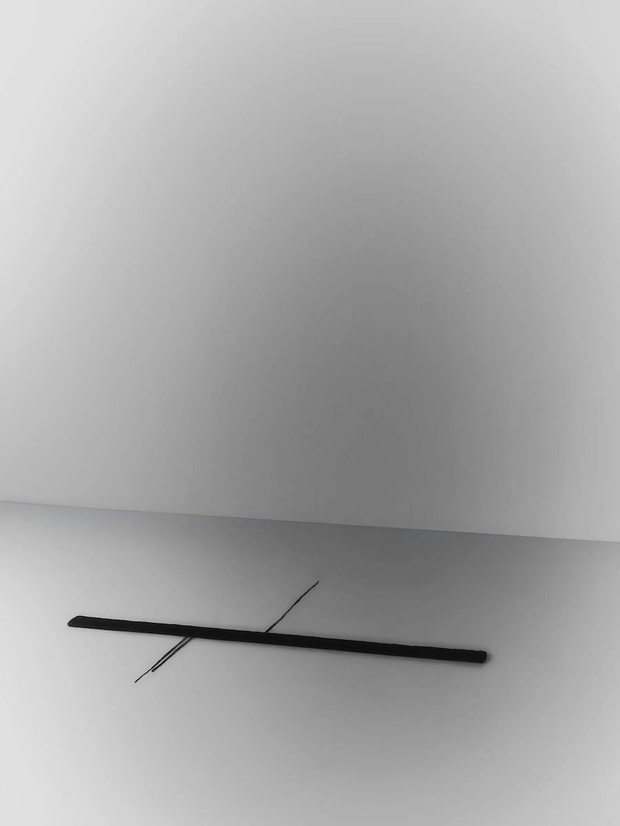 spugna naturale su tavolino nero minimal in metallo, in un ambiente moderno con pareti grigie