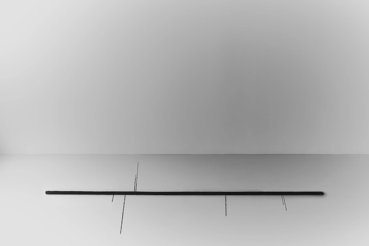 mobile da bagno moderno in legno nero con lavabo integrato e illuminazione LED blu, accompagnato da un busto classico e rubinetteria di design