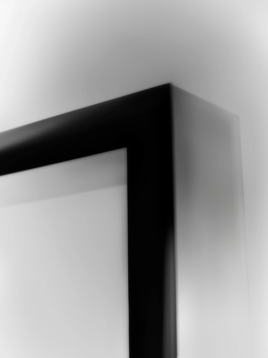 dettaglio di mensola con accessori bagno di lusso e asciugamani neri su parete grigia