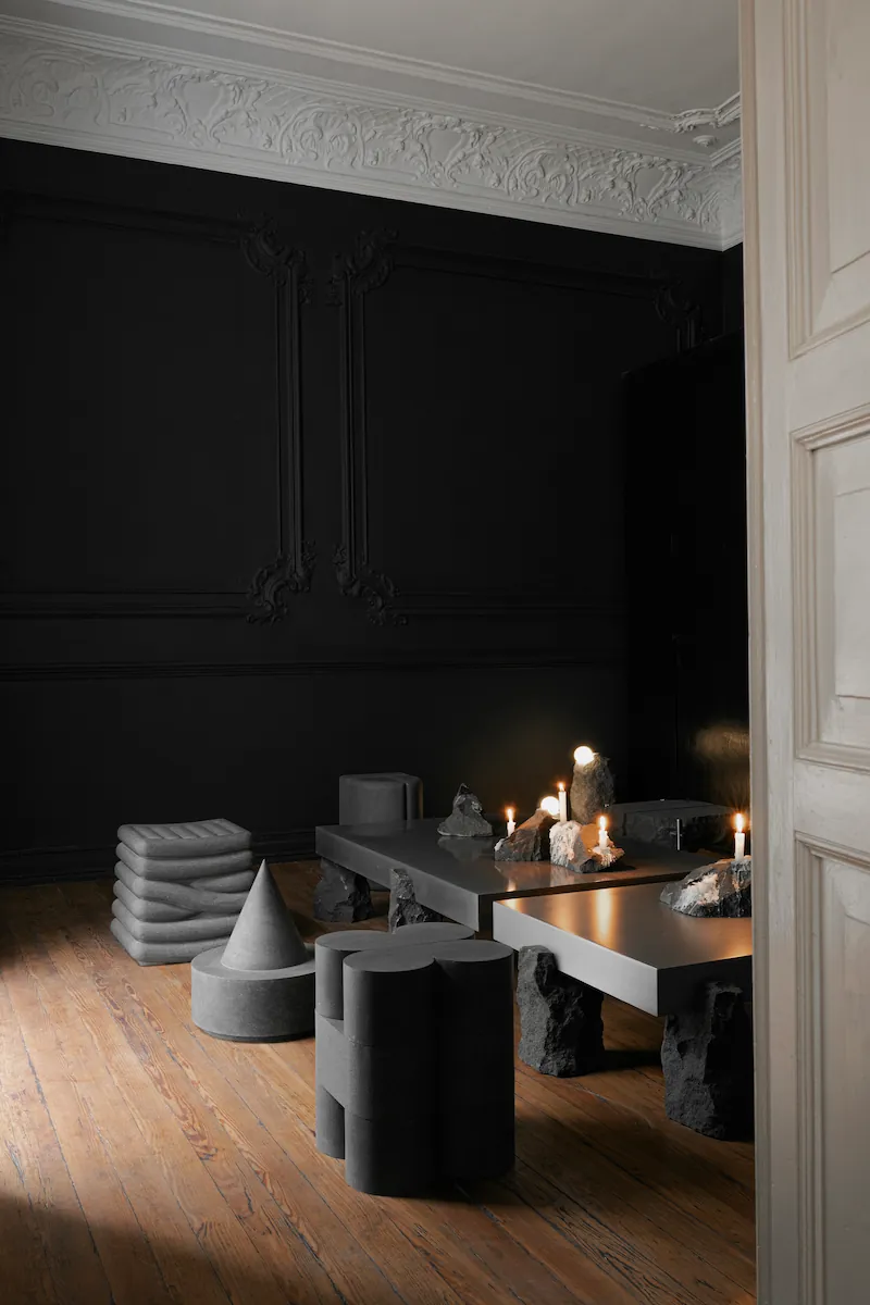 spugna naturale su tavolino nero minimal in metallo, in un ambiente moderno con pareti grigie