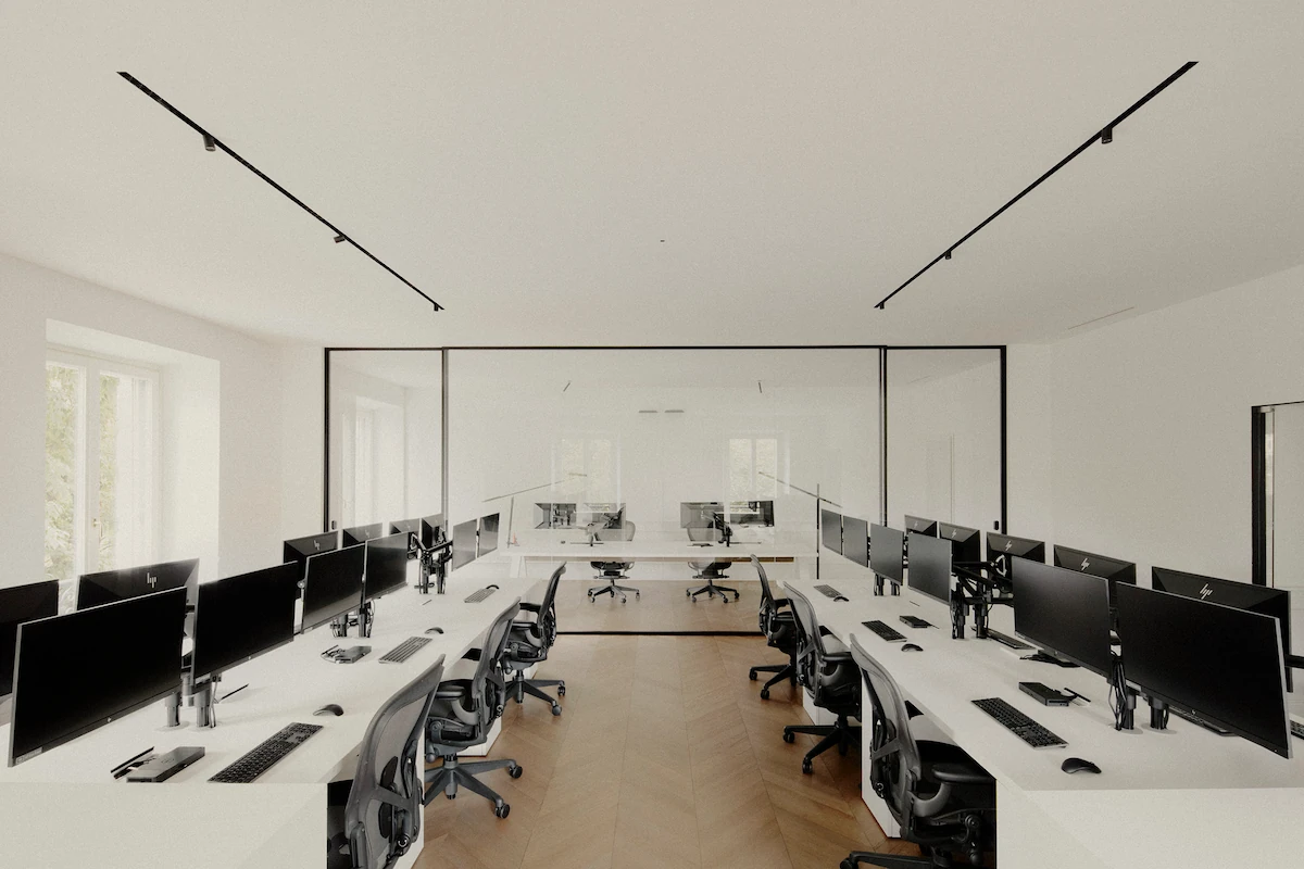 ufficio open space minimalista con postazioni di lavoro moderne, divisori in vetro e sedie ergonomiche nere