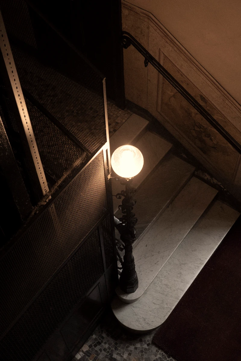 scala in marmo con lampione antico e atmosfera d’ingresso in un edificio storico
