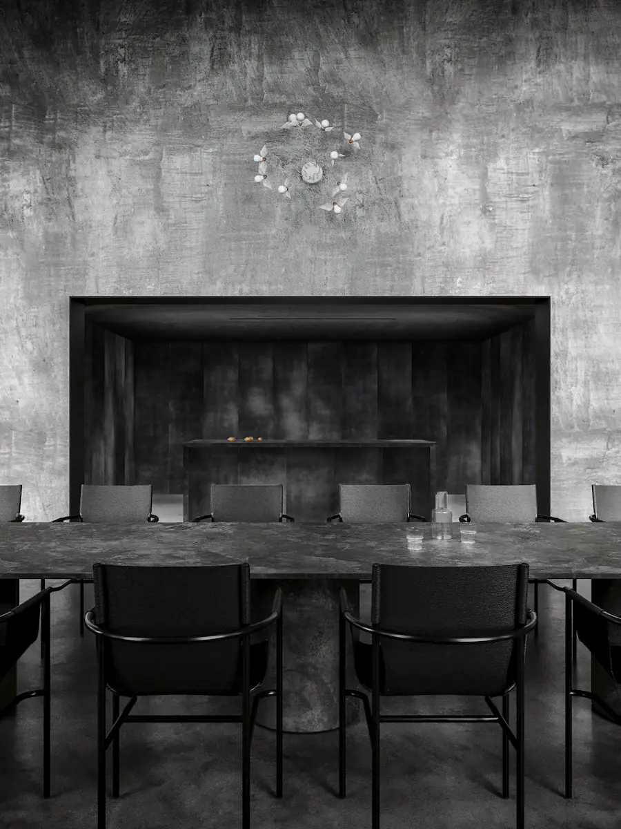 sala da pranzo industriale con tavolo in pietra e sedie minimal in pelle nera, finestre ad arco